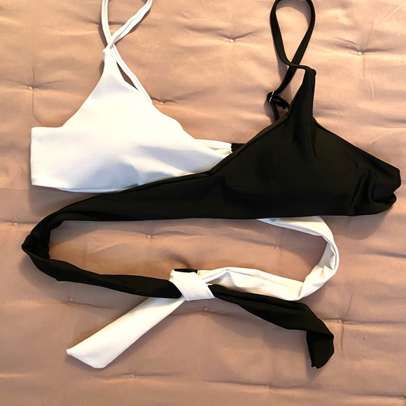 Boutique 2 tone -2 piece Bikini 👙🏄🏻‍♀️🏖 - Picture 3 of 7